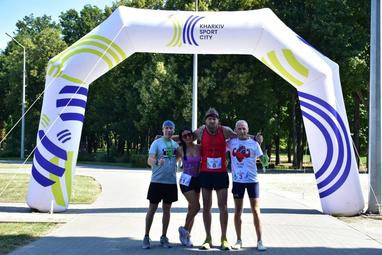 Фінішери марафонської дистанції під аркою Kharkiv Sport City