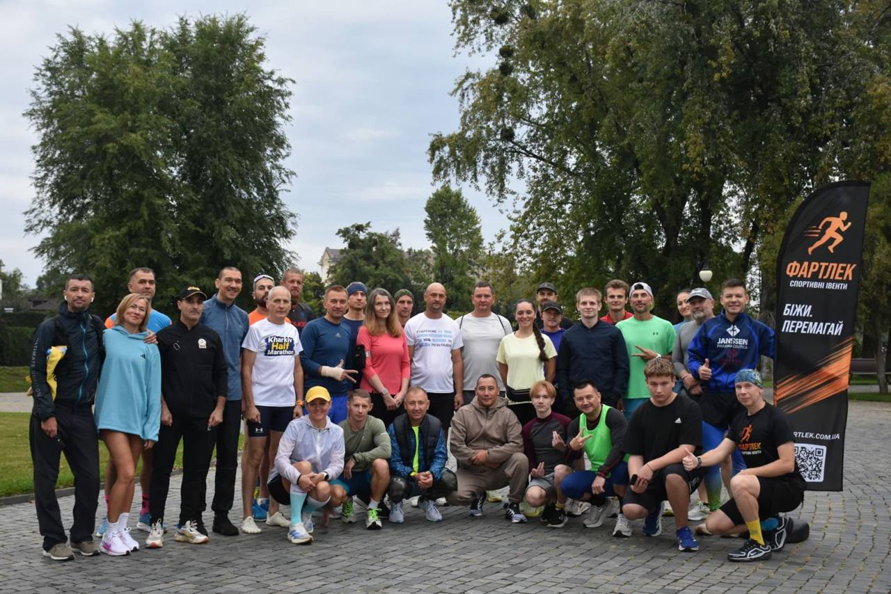 Спільнота Фартлек з прапором перед спільною пробіжкою